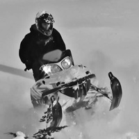 Leo Evans riding in powder.