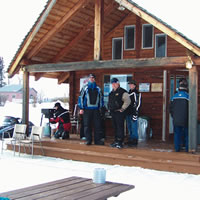 Photo people standing in front of lodge