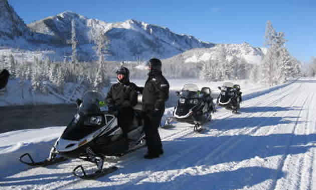 Photo snowmobilers