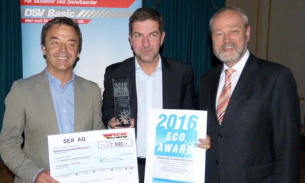 All smiles at the award ceremony: Prof. Dr Ralf Roth, board member SIS, Chair of the Committee for Environment and Sustainable Ski Development, Jens Rottmair, CEO Kässbohrer Geländefahrzeug AG, Dr Karl-Friedrich Ziegahn, also a committee member SIS (from left)
