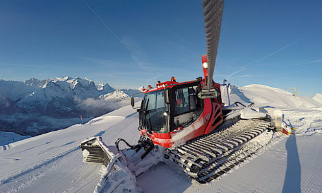 Snow grooming machine