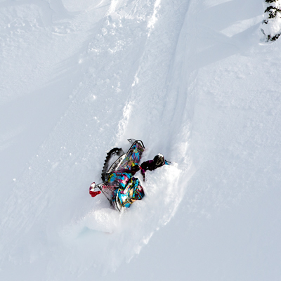 Kelsey Elliott carving a steep downhill descent. 