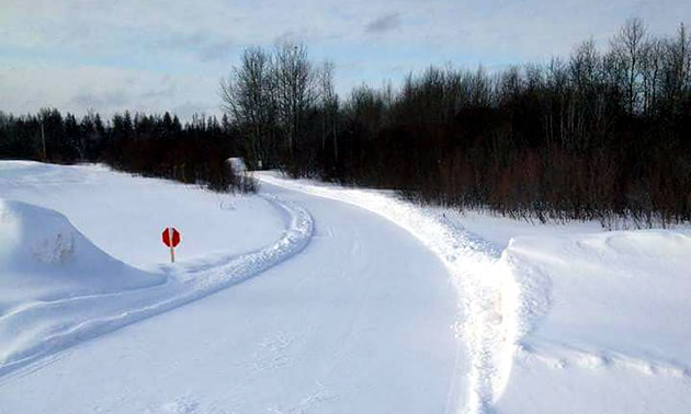 A smooth, freshly groomed snowmobile trail near Powerview-Pine Falls. 